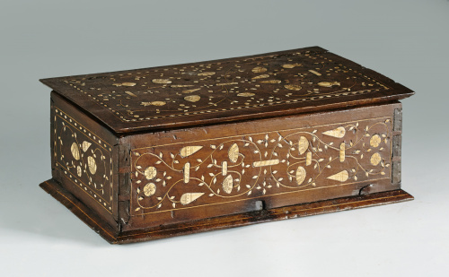 Arqueta  en madera de nogal, con taracea de boj y hueso.Tr