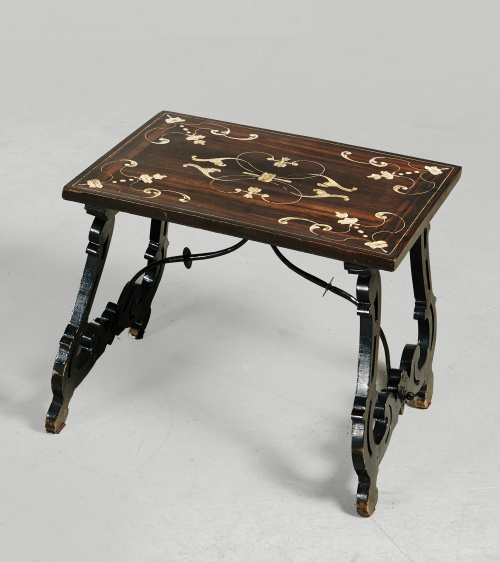 Mesa con patas de lira en madera ebonizada y fiadores de hi