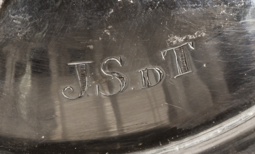 Chofeta de plata en su color con marcas T. Adera (frustra).