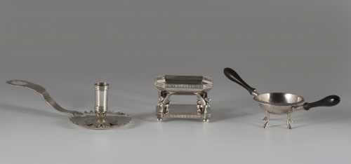 Palmatoria de plata, con decoración de hojas cinceladas, co