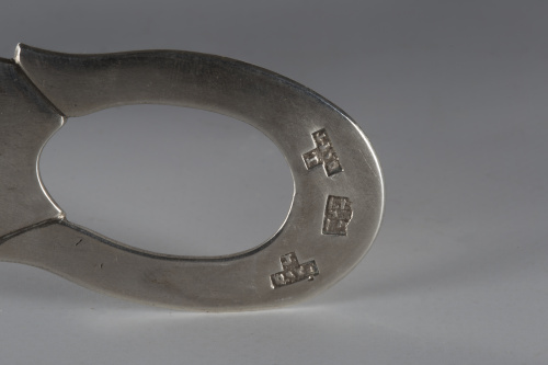 Palmatoria de plata, con decoración de hojas cinceladas, co