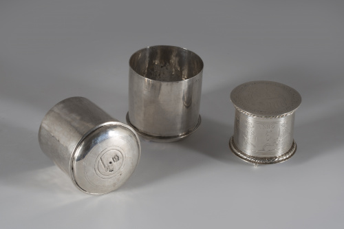 Vaso de faltriquera de plata en su color.Francisco Sánchez