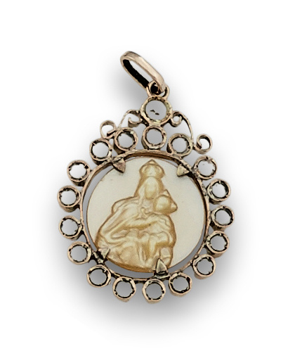  Medalla colgante de Virgen en nácar con orla de zafiros bl