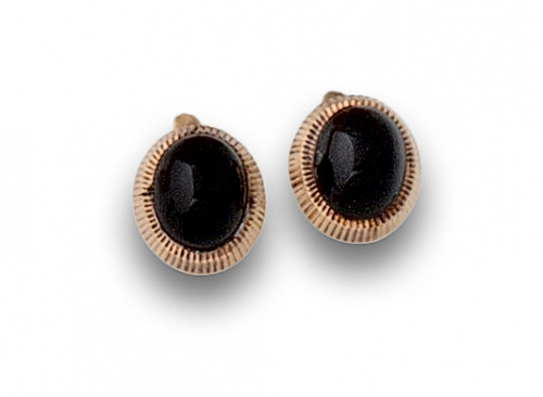 Pendientes de botón con cabuchón ónix y marco rayado en oro