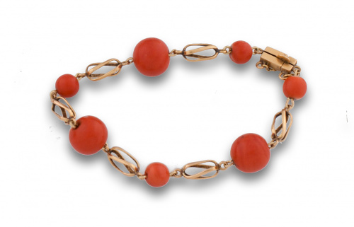 Pulsera de cuentas de coral y piezas en forma de ocho en or