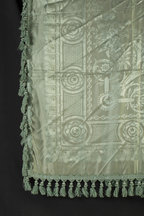 Colcha en seda de raso verde.Trabajo español, pp. del S. XX