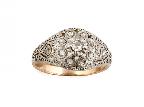 Sortija con centro calado en forma de flor con brillante ce