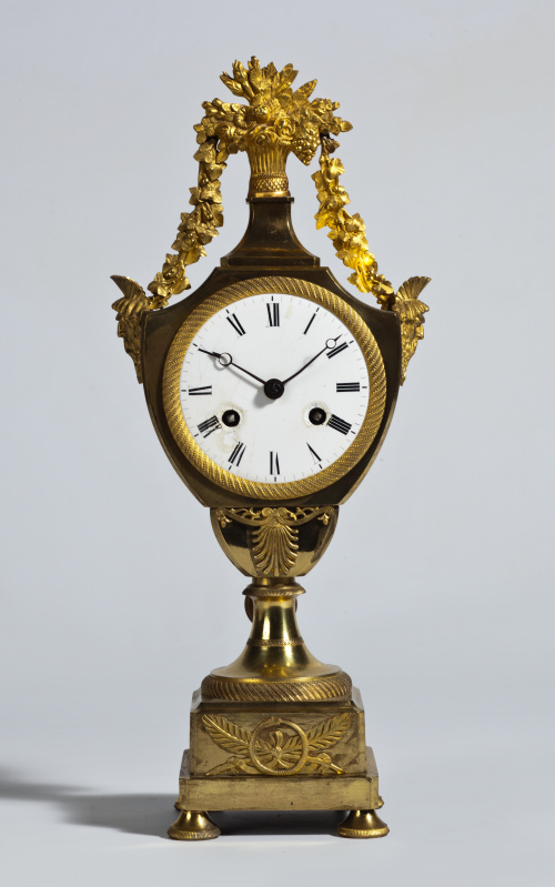 Reloj Imperio en bronce dorado.Trabajo francés, pp. del S.