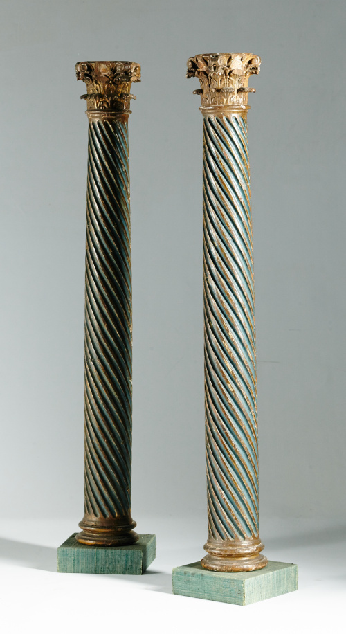 Pareja de columnas torsas en madera tallada, lacada en azul