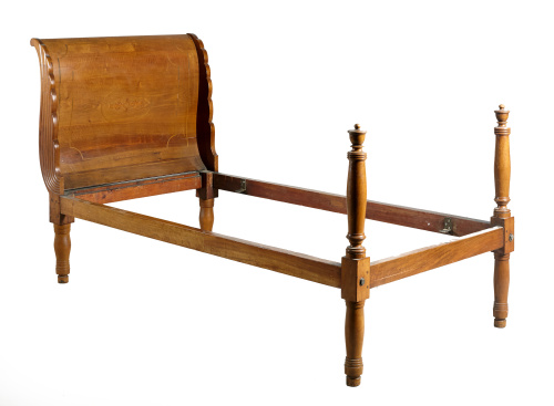 Cama fernandina en madera nogal con fileteado en boj y made