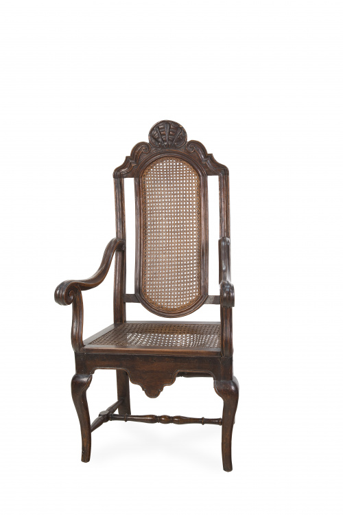 Sillón Felipe V en madera de nogal tallado, con asiento y r