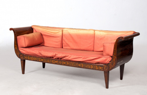 Sofá fernandino en madera de caoba, friso decorado a plumil