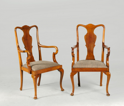 Pareja de sillones estilo reina Ana en madera de nogal.Tra