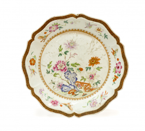 Plato ingletado con decoración esmaltada de “familia rosa”,