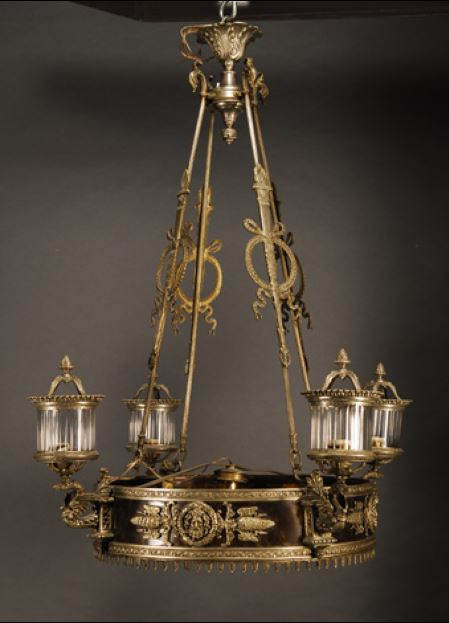 Lámpara de cuatro luces en el gusto Imperio en bronce y sím