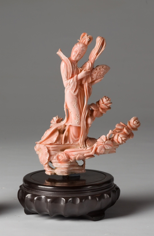 Figura femenina. Coral piel de ángel.China primer tercio S