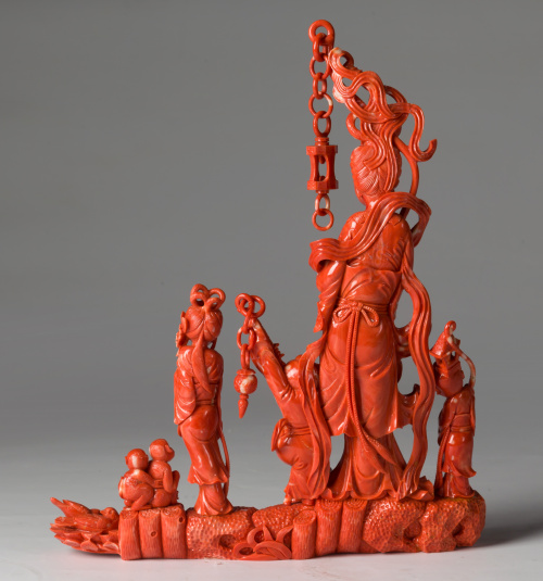 Dama con niños. Grupo escultórico en coral talladoChina, p