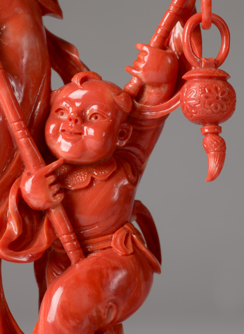 Dama con niños. Grupo escultórico en coral talladoChina, p