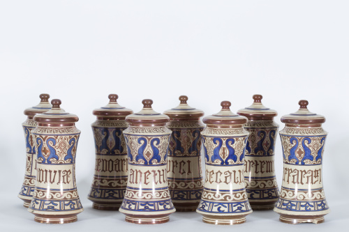 Juego de ocho botes de farmacia de cerámica esmaltada de re