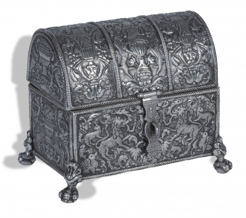 Cofre de plata repujada, con grifos, jarrones y cuernos de 