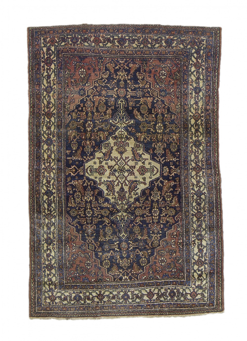 Alfombra antigua, campo con lambrequín y abigarrada decorac