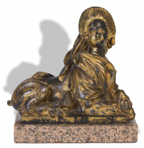 Esfinge de bronce con restos de dorado.Francia, S. XVIII.