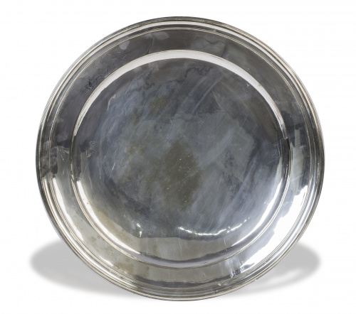 Fuente en plateado con leyenda que reza: “Donné Par Mr Deco