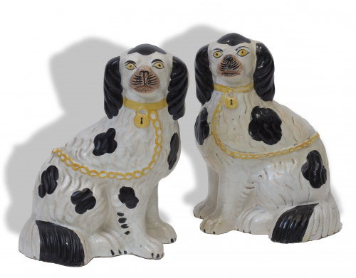 Pareja de spaniels en loza esmaltada.Staffordshire, Inglat