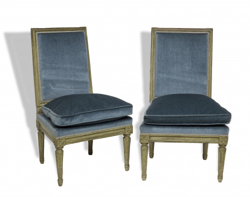 Pareja de sillas Luis XVI de madera tallada y lacada de gri