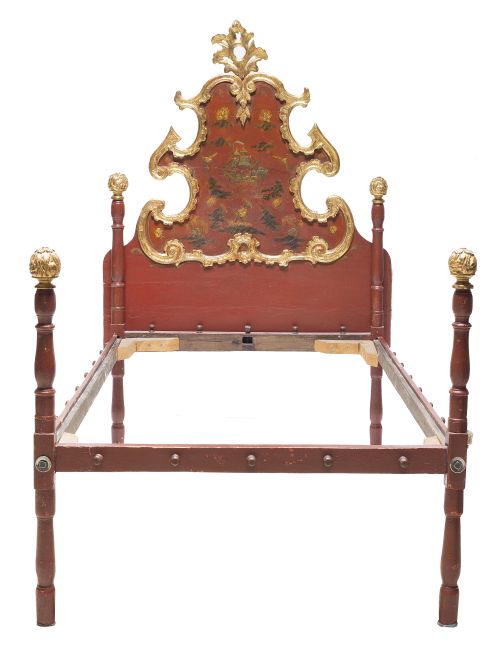 Cama de madera lacada de rojo y dorada, con decoración de c