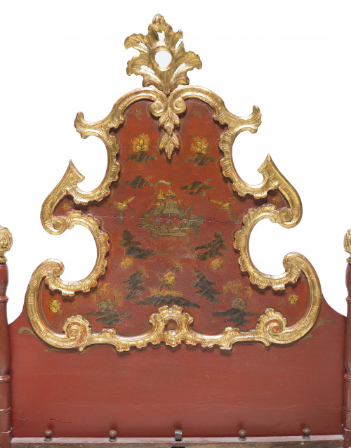 Cama de madera lacada de rojo y dorada, con decoración de c