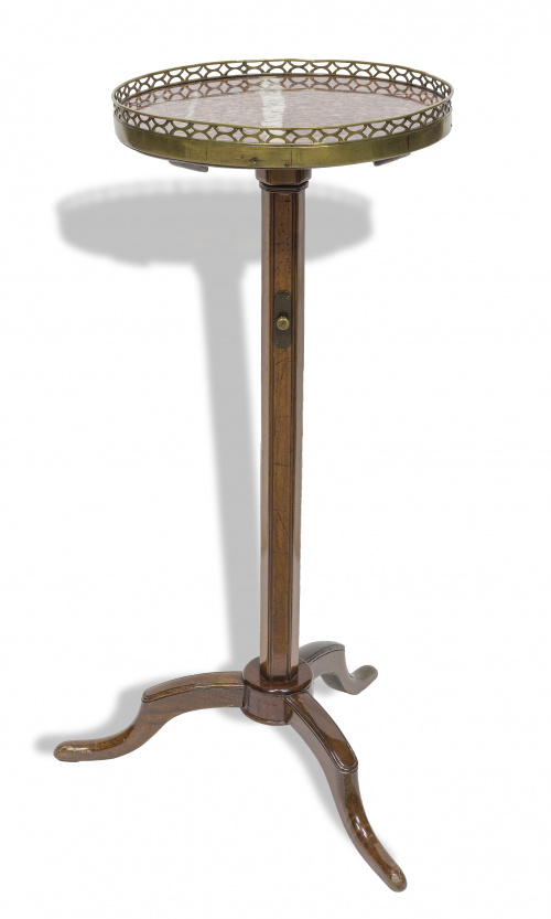 Gueridon trípode de madera de caoba, mármol y bronce.Traba