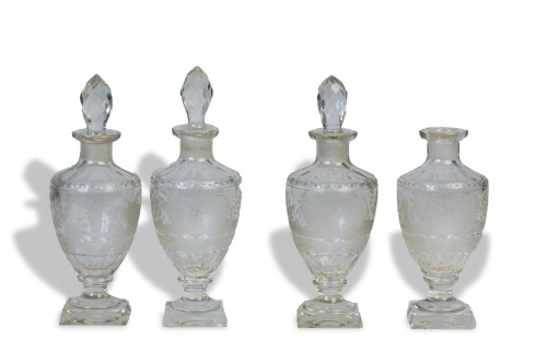 Juego de cuatro decantadores de cristal cortado, grabado y 