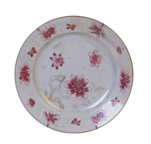 Plato de porcelana esmaltada “familia rosa” con peonías.Tr
