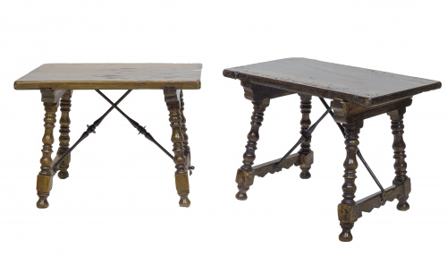 Dos bufetes de estrado de madera de nogal.Trabajo español,