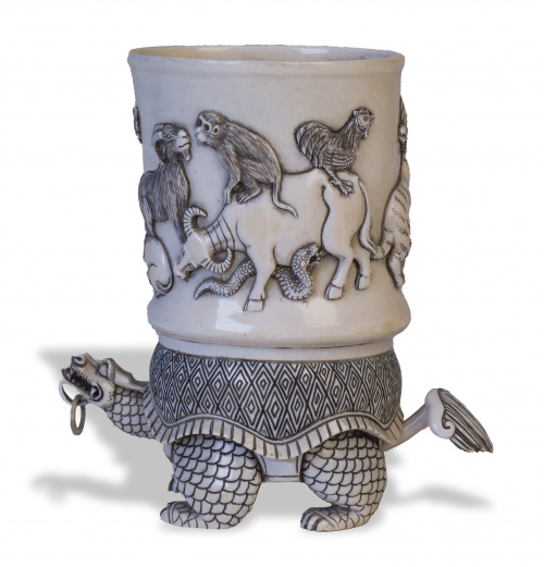 Pincelera de marfil tallado, con motivos decorativos en rel