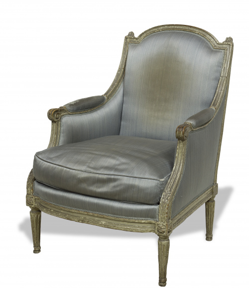 Butaca Luis XVI de madera tallada y lacada de gris verdoso.