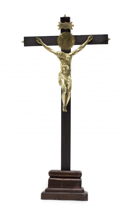 “Cristo crucificado” en bronce dorado sobre cruz de madera 