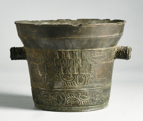 Gran mortero español en bronce, fechado y con la leyenda: “
