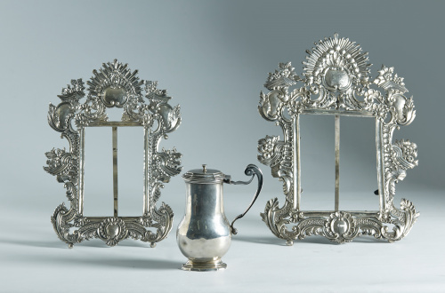 Sacra de plata en su color con decoración repujada de flore