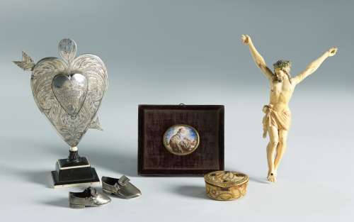 Relicario de plata con forma de corazón con decoración grab