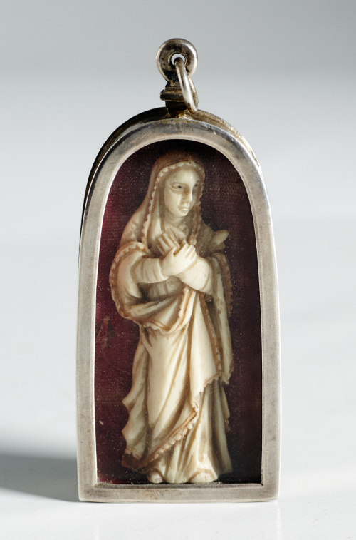 Colgante devocional con forma de capilla de plata en su col