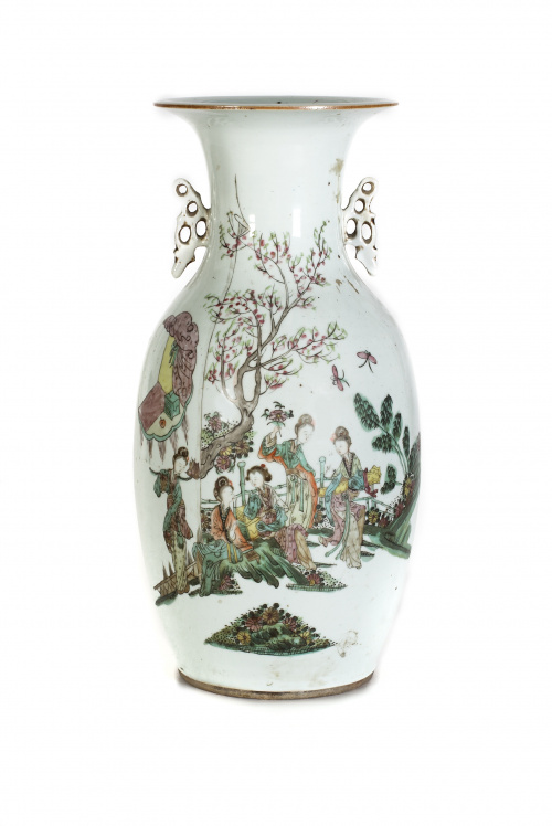 Jarrón en porcelana con escena de damas.China, primer terc