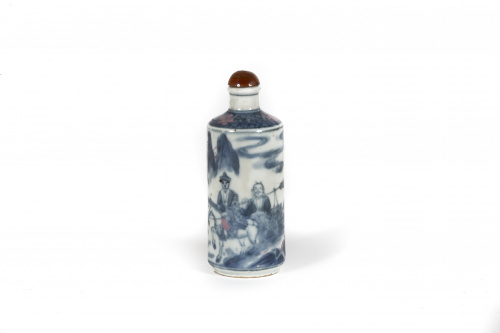 Snuff bottle en cerámica esmaltada azul y blanco. Viaje al 