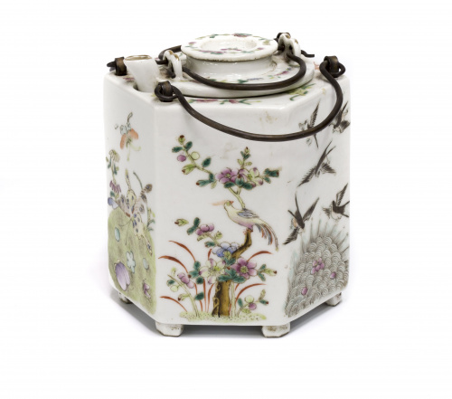 Tetera con calentador en porcelana de la “Familia Rosa”.Ch