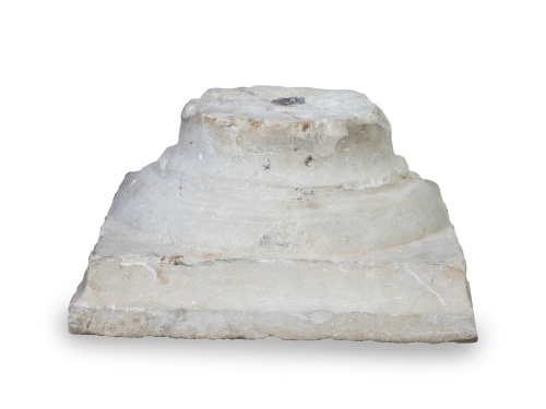 Base de piedra tallada antigua.