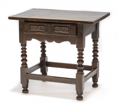 Mesa en madera de nogal, con cajón  tallado en cintura.Tra