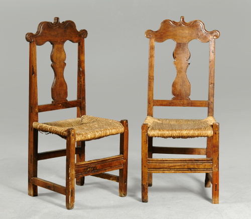 Pareja de sillas en madera de nogal, con asiento de enea.E