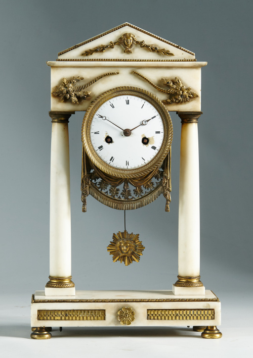 Reloj de pórtico en mármol y metal dorado y aplicado de est