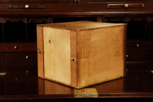 Importante bureau-cabinet Jorge II en caoba, roble y nogal 